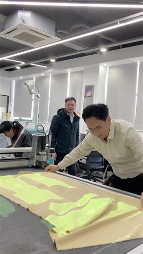 Ready to level up your fashion career? Mastering single-layer cutting is your ultimate power move! Say goodbye to career uncertainty and become an indispensable technical expert. From delicate silk to heavy wool, we’ll teach you how to master every cut with precision. Whether you’re eyeing a management role or launching your own studio, this skill is your foundation for success.