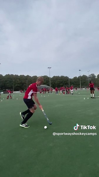 Power dribble challenge during our Thomas Tichelman clinic 🏃🏼🏑 can you perform under pressure? #fieldhockey #sportways #sportwayshockeycamps #hockeytiktoks #fieldhockeyskills #hockeycamp #UnlimitedHPInk