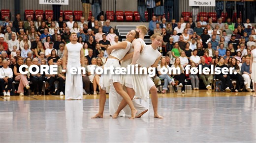 CORE takker af for 2025 ✨ Nytårspynten er netop blevet sat frem i spisesalen i Uruguay, hvor vi inden længe går (eller nok nærmere hopper) ind i det nye år sammen 🥳 Lige nu og her er det svært at remse op alt det, der er sket, siden bordbomberne sidst sprang under hver vores nytårsfejringer. Dengang var vi enkeltvis. Siden blev vi til os. Og os blev til CORE 🫶 Et af årets mange og klare højdepunkter var Take Off, hvor vi havde fornøjelsen af at optræde for stort set kun udsolgte haller og mærk