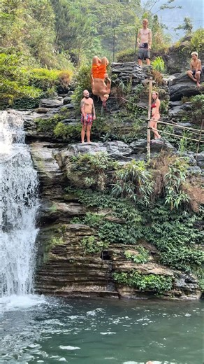 He dives headfirst into the waterfall#waterfall #travel #nature #usa