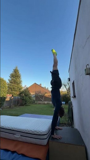 How do I do a handstand at the edge of the diving board 🤸‍♂️? I'll show you 💪 #diving #handstand