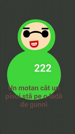 Un motan cât un pisoi stă pe o ladă de gunoi