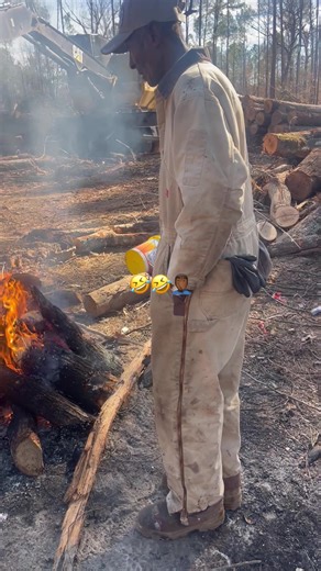 When I say NO DAYS OFF 🤣 this man wants to work EVERYDAY 😂 81 and doesn’t want to stop at All 🙏🏽🦾#fyp #hardworkingman #dyingbreed #nomoreleft #moderndayslave