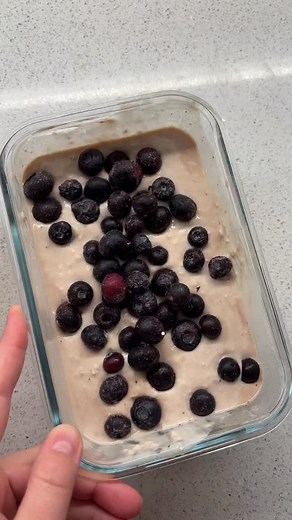 Helpot&herkulliset reseptit, 16/30 🥄 Suklaa-mustikka tuorepuuro 🫐🍫 1 annos: •1dl kaurahiutaleita •200g jogurttirahkaa •1dl kauramaitoa •1tl kaakaojauhetta •Hunajaa Sekoita hyvin ja lisää mustikoita päälle. Laita yöksi jääkaappiin. Psssst! Nää lasiset rasiat on niin parhaita ja näihin on helppo tehdä! Tein itse kerralla aamupalan ja välipalan seuraavalle päivälle. 🙏🏻😋 #reseptit #ruoka #tuorepuuro #keittiössä #vinkit | Wellness By Jonna