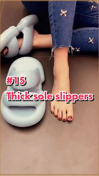 The soft slippers with thick soles make my feet look small,so nice #slippers #sandals #shoes #foothack #summersandals #softslippers #thicksoleslipper