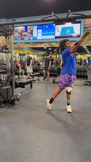 Mr.Maharaj on Instagram: "Working on that weight transfer from the back right heel to the left toe transition #golf #amputeegolfer #golfswing #fearnoevilgolf"