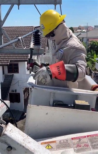 Lineman Comfortably Working on Live High-Voltage Power Lines ⚡😱#Linework #SkilledTrades
