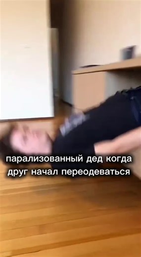 Minecraft — это легендарная «песочница», где можно строить из кубов всё, что угодно: от маленькой лачуги до копии Тадж-Махала. Коротко о главном: Режимы: Выживание (ресурсы, голод, монстры) и Творчество (бесконечные блоки и полет). Миры: Верхний мир, Нижний мир (Ад) и Край (где живет Дракон). Версии: Java Edition (для ПК, с модами) и Bedrock Edition (для консолей, телефонов и Windows 10). 1. Первые шаги в «Выживании» Мир генерируется случайным образом, и время в нем течет быстрее: один игровой д