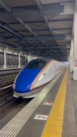 E7系進站上毛高原站，往東京方向，藍色搭配金色，只能說很好看😸😸😸