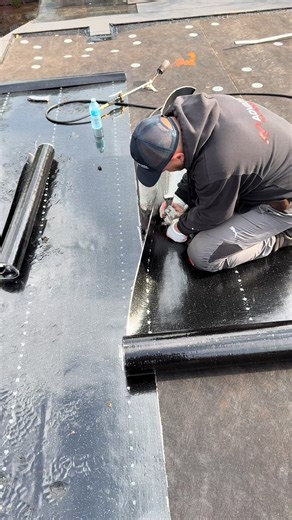 Heat, skill, and precision — this is how we do flat roofing. No shortcuts. Watch till the end — pure satisfaction. #roofing #roofersofinstagram #flatroof #asmr #roofinglife #roofingexperts #BuiltToLast