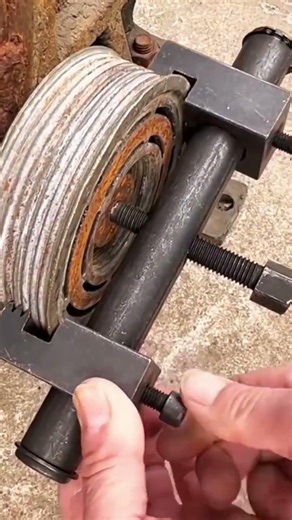 How to detach stubborn and rusted pulleys from machinery quickly
