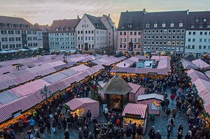 Nuremberg Christmas Market 2025 Guide: Dates, Where to Go, What to Eat!