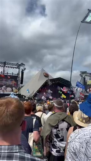📽️ Supergrass kick off the proceedings on the Pyramid Stage with ‘Caught by the Fuzz’ at Glastonbury 2025 🏕️ | Far Out Magazine