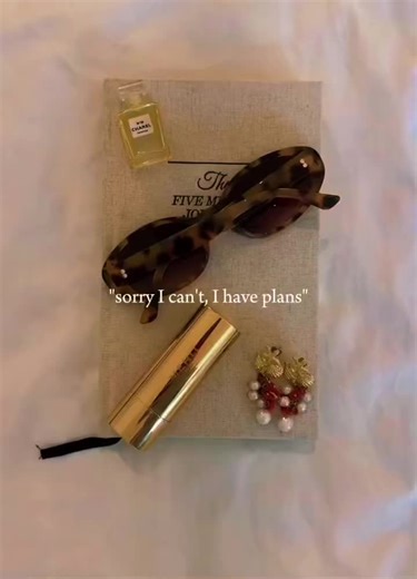 The plans… but this time they actually pay 💻✨ I used to sit and scroll, saving ideas I’d “start one day”… now I turn those same ideas into digital products that sell while I sleep. No inventory. No shipping. Just a laptop, a vision, and consistency. This is your sign to stop planning and start profiting. Comment “PLAN” or DM me “DIGITAL” and I’ll send you the blueprint 💌 #girlmath #sidehustle #passiveincome #digitalproducts #makemoneyfromyourphone