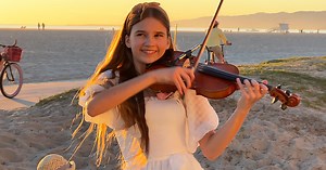 13-year-old girl’s beachside violin performance inspires onlooker to dance