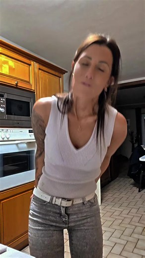 Feier ich was die beiden da geschaffen haben ! 🤩 Lieb diese positive vibes - Sommerhit Jungs? @Mr.Poetik & @K-FLY Ps: Robin stark wie du dein eigenes Ding durchziehst!