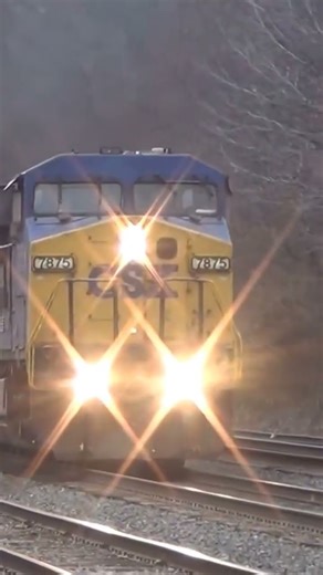 CSX Dash 8 Engine Plays Jingle Bells With Its Horn.