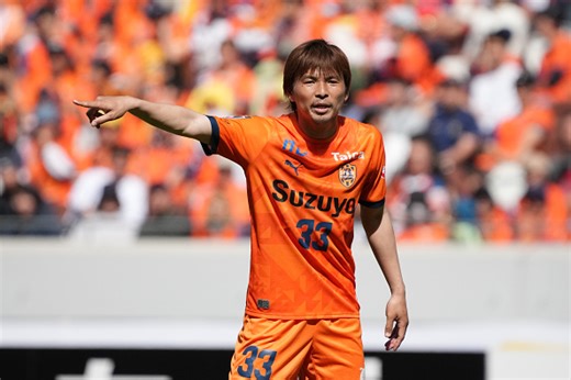 乾がセレモニーで涙「何度か引退も考えた」　反町GMから「俺を見返してみろ」と檄　悔しさバネに現役続行決意