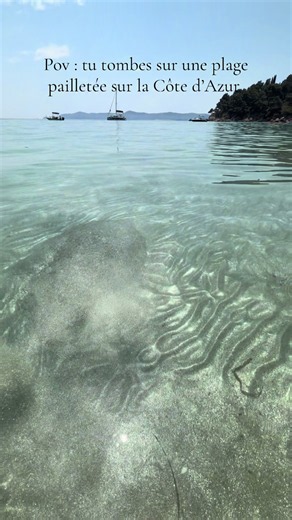 Plage pailletée sur la Côte d’Azur : moment magique