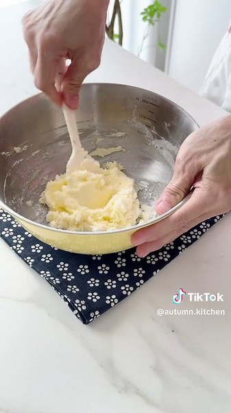 ~Spooky Halloween Buns~ Joining the Halloween bandwagon! (Recipe yields 10 buns) *Sweet Stiff Starter* 30g sourdough starter 90g bread flour 40g water 15g sugar *Dough* 230g bread flour 20g sugar 4g salt 165g milk 20g unsalted butter All of the sweet stiff starter *Crust Dough* 70g unsalted butter 50g icing sugar 30g egg 120g low protein flour 15g milk powder (12g pumpkin powder OR 5g matcha powder) ➡️ Use hand whisk to mix butter and sugar ➡️ Add egg and mix well ➡️ Add sieved flour and fold to