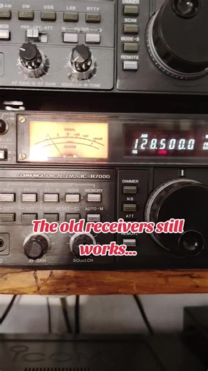 Icom ic r7000 vhf and UHF, Icom ic r71a HF receivers still works... #icom #communications #receiver #ham #radio