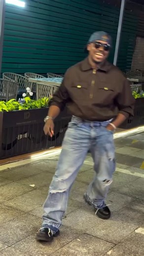 Tuendelee kufurahia mziki mzuri 🕺🎶 #sella ya kwake @issaazam . #SellaChallenge #sella #kingkiba #alikiba #king #kings #like #share #nice #kiba #general | abuu_4real