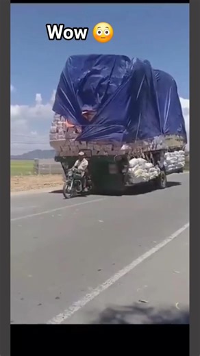 Motorcycle Pulling a Heavy Trailer 😱 | Crazy Road Moment #Shorts