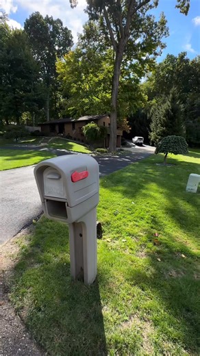 Did you know it was this easy to change out your mailbox?! So much better and a quick & easy diy project! Linked in our bio on our Amazon storefront👌🏼 #diyproject #homereno #renovation #diytok #diy | Newbuild Newlyweds