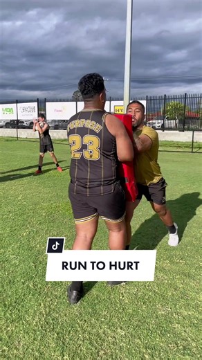 Learning how to create space into contact 💥🏉 Bumpers up 🤜🏽🤛🏽🔥 Check out coach @_skatoa working with hard worker @fiv4zz 🤝 A reminder REDCLIFFE Elite Pre-season launches on January 1 🎉 Positions will be limited for the inaugural groups. The limited numbers will be broken up into U11-13 and U14-16. We can’t wait 🔥🔥🔥 #fyp #nrl #education #coaching
