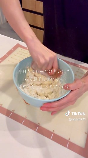 毎日パンを焼きたい人です🍛 カレーってみんな大好きだからついつい沢山作っちゃう🙂‍↕️✌🏻 揚げたてのカレーパンは家族から大好評でした😳🧡 ------------------------------------ カレーパン(8個分) 強力粉 170g 薄力粉 30g 砂糖 20g 塩 3g ドライイースト 3g スキムミルク 10g 全卵 25g 水 110g バター 20g 溶き卵、パン粉、揚げ油は適量 ❶一次発酵35度60分 ❷ベンチタイム15分 ❸二次発酵35度30分 ❹160〜170度で片面1分半〜2分ずつ良い色になるまで揚げる ※参考までに 今回は加熱前のカレー約570gに薄力粉20g混ぜてから加熱。水分飛ばして加熱後は約530gになりました。 カレーフィリングは1つ40gずつ包みました。 ------------------------------------ #パン作り #パン #主婦 #主婦の日常 #カレーパン