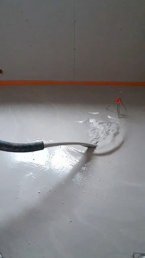 🔹 Application de chape liquide – Précision et performance 🔹 Sur ce chantier, nous réalisons le coulage d’une chape liquide autonivelante, idéale pour assurer une planéité parfaite et optimiser la conductivité thermique pour un chauffage au sol. ✅ 💡 Grâce à sa fluidité et sa mise en œuvre rapide, cette solution garantit un rendu homogène, sans retrait et parfaitement adapté aux finitions. 📍 Une étape essentielle pour un sol stable et durable ! 📞 Besoin d’un expert en chape liquide ? Contacte