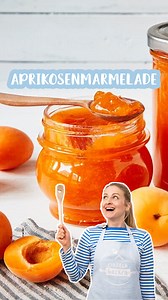 Aprikosenmarmelade📌 Rezept zum Speichern Die leuchtend orangene Marmelade aus nur 3 Zutaten ist ein absoluter Klassiker unter den Brotaufstrichen. Nur mit sonnengereiften Früchten wird sie so lecker aromatisch! 😍❤️ ZUTATEN 1,20kg reife Aprikosen 2EL Zitronensaft 500g Gelierzucker (2:1) ZUBEREITUNG 1. Schritt Aprikosen waschen, trocken tupfen und halbieren. Kern entfernen, Aprikosen in grobe Stücke schneiden. Früchte zusammen mit Zitronensaft in einem Topf zum Kochen bringen. Gelierzucker unter