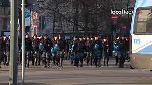 Un residente di Milano esprime la propria irritazione contro i manifestanti scesi in piazza per opporsi ai giochi olimpici di Milano-Cortina 2026. "Io sono un cittadino normale, un pensionato. Non si può assistere a queste cose qui, non è civile." A termine del corteo sono scaturiti scontri tra alcuni manifestanti e la polizia. | Local Team