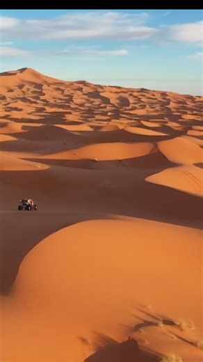 Golden Hour in the Dunes ✨ There are moments in the desert when time seems to stop. At golden hour, the dunes transform into waves of light — untouched, pure, and infinite. Every curve feels alive, sculpted by the wind, inviting us to glide effortlessly across their soft lines. It’s not just driving; it’s dancing with nature. The silence, the colors, the sensation of floating — all combine into a rare kind of freedom. This is the desert at its most intimate: raw, graceful, and eternal. 🌅🏜️ #mo