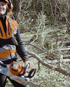 Hvad skal man være opmærksom på, når man skal fælde et træ i sin have? Her kommer arboristen Viktoria Carstens med sine bedste tips: https://stihlgarden.dk/artikel/saadan-faelder-du-et-trae-med-motorsav🌳 #STIHL #arborist #træfældning #protip #skovarbejde | STIHL