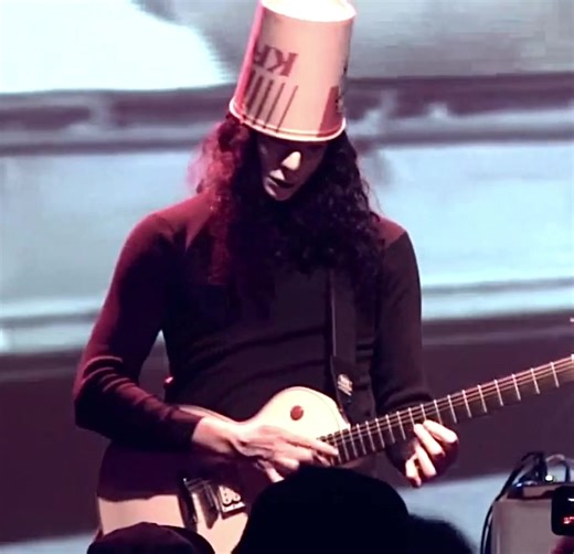 Buckethead Live Performance of 'Jordan' - Epic Guitar Shredding!