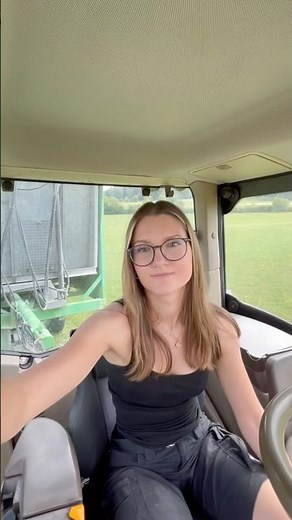 Real Farm Girl. Real Work🚜💪 #farmlife #rurallife #viral #tractor #agriculture #countrygirl #usa