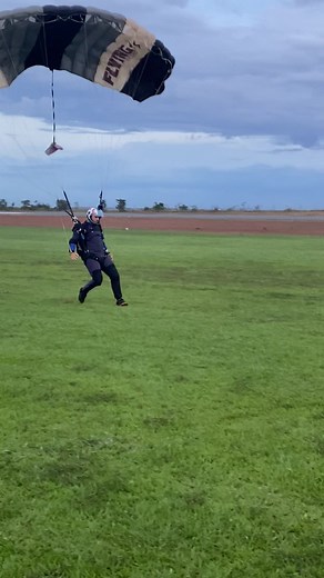 ✅💥🫵 . . . with @historia_paraquedismo ✅. If you dream, come experience this . Pure adrenaline: The exhilarating high-speed parachute jump!” . . . Like share ✅ Leave your like 👍🏼 . . . Certainly! The parachute landing is the exciting end to a radical adventure, where courageous parachutists jump from incredible altitudes to experience the adrenaline and freedom of flying. With the necessary skill and precision, they land softly on the ground, ending the experience with a dose of emotion and a