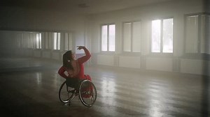 「車いすダンスコンペティショントレーニング、ダンスの動きを実行するアクティブな献身的な若い女性、スローモーションショット。障害とスポーツの概念。」の動画素材（ロイヤリティフリー）3561730193 | Shutterstock