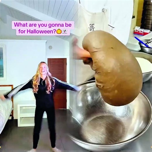 Spooky scary skeleton dance🎃#shorts #shortsfeed #sh #funny #helpmemakethismakesense