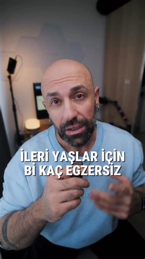 Erhan Ünal - Online Fitness Koçu on Instagram: "Belli bir yaştan sonra düzenli hareket etmeyen bireylerde; kemik yoğunluğunda azalma, kas kaybı ve denge problemleri daha sık görülmeye başlayabiliyor. Bu basit hareketlerle süreci tamamen durdurmak mümkün olmasa da, en azından yavaşlatmak, vücudu uyararak önemli kas gruplarını aktif tutmak mümkün. Küçük adımların bile uzun vadede büyük farklar yarattığını unutmayalım. Bu doğrultuda, ileri yaş bireyler için evde uygulanabilecek online bir egzersiz 