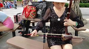 高手在民间，街头艺人二胡演奏一曲经典老歌，果然是实力派