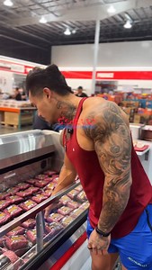 Don’t ever grab… bison top sirloin steak flank steak unless you want the best red meat sources to help you lose your gut Here’s why: 🥩 Ribeye (per 100g) → 290 cals | 22g fat | 24g protein 🥩 Top Sirloin (per 100g) → 210 cals | 9g fat | 29g protein That’s almost 80 calories saved more protein with just ONE swap. Now imagine swapping: 🍗 Chicken thighs ➝ Chicken breast 🍝 Pasta ➝ Potatoes 🥫 Regular sauces ➝ Sugar-free sauces One change won’t move the needle… but stack these swaps daily and that’