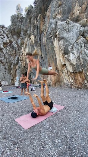 SvetLana_ShugaEva on Instagram: "Basic pops или базовые подбрасывания в акройоге. Я, конечно, же не могу передать вам весь кайф, который испытывают акройоги, выполняя те или иные трюки. Это как маленькая победа над страхом + новый скилл. Акро спорт развивается в геометрической прогрессии. Пока вы думаете, как красиво смотрится флоу* (*акро позы плавно переходящие одна в другую)и стоит ли посетить занятие, на фестивалях флоу уже давно перешло в класс для начинающих, а продвинутые акройоги прыгают