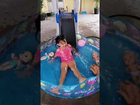 Jugando en la alberca