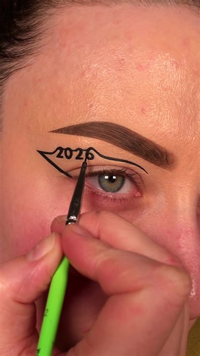 2026 eyeliner🎇 - using: - @Glisten Cosmetics LTD LTD wet liners and brushes (code ALICE20 *aff) - @nyxcosmetics_uk ultimate paradise shock palette and epic wear eyeliner pencil in emerald - @EYLURE LONDON no.098 lashes - @Fenty Beauty hella thicc mascara - #nye #newyear #2026 #makeup #makeuptutorial -