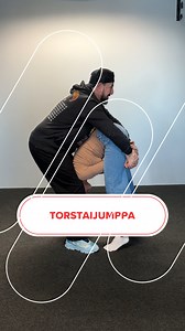 Mikäs tässä jumpatessa... On se vaan helppoo, kun sen osaa! 😉 ⁣ #radionovaniltapäivä #challenge #torstaijumppa #acrobatics #jumppavideo #jumppa #torstai #acroyoga #yoga #partnerworkout | Radio Nova