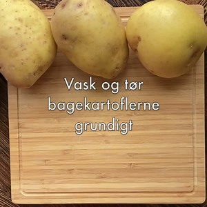 Bagte kartofler er en klassisk og velsmagende kartoffelret, der kan varieres på utallige måder🤩 Og så er de oven i købet super nemme at tilberede👌 Hvordan foretrækker du dine bagte kartofler? 😋👇 Læs opskriften fra videoen på: http://danskekartofler.dk/DK.aspx?accb0da0bb1511df851a0800200c9a67=1&newsid=1238 | Danske Kartofler
