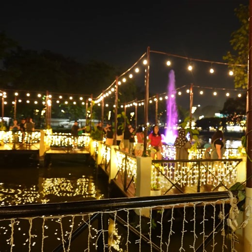 Looking for a date spot or a place to unwind? Perfect diyan ang Quezon City Hall Lagoon! Maaari kayong pumunta rito araw-araw para sa heart-to-heart talk kasama ang inyong mahal sa buhay, chikahan kasama ang mga kaibigan, o kahit simpleng pagpunta lang para magpahinga at mag-relax. Huwag mag-alala, QCitizens, libre ito at bukas araw-araw para sa lahat. At siyempre, huwag kalimutang mag-post ng inyong selfies. See you, QCitizens! | Quezon City Government