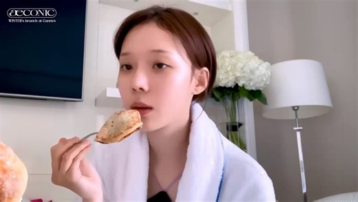 ウインターが普通の朝ごはんに「これ美味しい！」ってどれも感動してたし、食べ終わったら「食事に20分かかった。私って普通に食事したら20分かかるんだ、知らなかった。」って言っててやばい...普段どんだけ食べてないのよㅠ ‧̫ ㅠ🌀💧